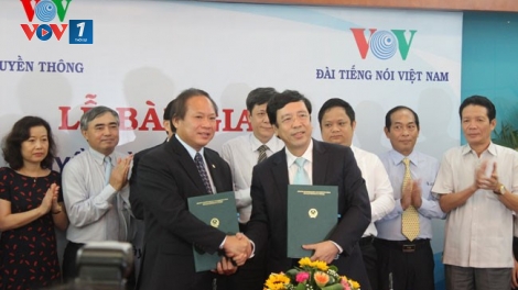 Thời sự chiều ngày 27/6/2015: Bộ Thông tin và truyền thông chính thức bàn giao nguyên trạng Đài Truyền hình kĩ thuật số VTC về Đài Tiếng nói Việt Nam.