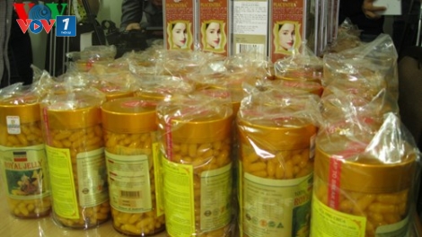 Thời sự chiều ngày 8/6/2015: Công an thành phố Hà Nội triệt phá cơ sở sản xuất thực phẩm chức năng giả, thu giữ khoảng 20 tấn thành phẩm nhiều nhãn hiệu sữa ong chúa, nhau thai cừu, Omega3 và Colagen.