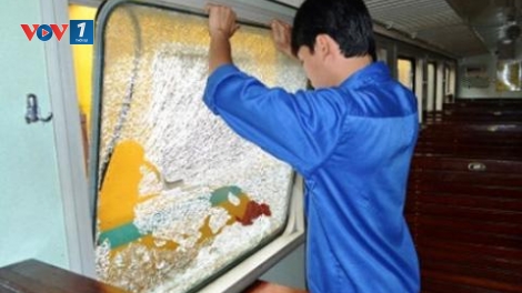 Ném đất đá lên ô tô, tàu hỏa - Phải xử phạt thật nghiêm.