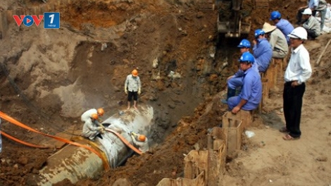 Thời sự trưa ngày 16/7/2015: Cơ quan Cảnh sát điều tra Bộ Công an vừa ra quyết định khởi tố bị can đối với 7 đối tượng liên quan đến vụ vỡ đường ống nước sông Đà, Hà Nội.