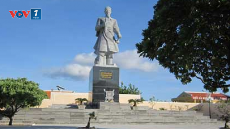 Tượng đài chống giặc ngoại xâm trên đảo Song Tử Tây (Biển đảo Việt Nam ngày 24/7/2015)