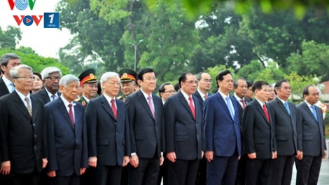 Lãnh đạo Đảng, Nhà nước vào lăng viếng Chủ tịch Hồ Chí Minh và tưởng niệm các Anh hùng liệt sỹ nhân 70 năm Cách mạng tháng Tám thành công và Quốc khánh 2/9.