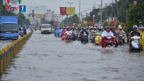 Thành phố Hồ Chí Minh ngập trong biển nước - dư luận đặt câu hỏi về các dự án, công trình chống ngập.