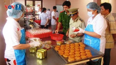 Nhiều cơ sở sản xuất bánh trung thu truyền thống tại Hà Nội có thái độ né tránh khi có đoàn kiểm tra vệ sinh an toàn thực phẩm