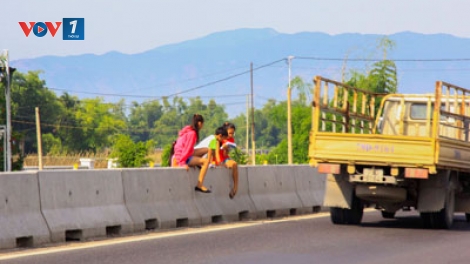 Tại Khánh Hòa nguy cơ tai nạn giao thông khi người dân thường trèo qua dải phân cách của quốc lộ 1A để sang đường.