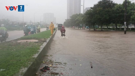 Mưa lớn tại thủ đô Hà Nội khiến nhiều tuyến phố bị ngập sâu, một số tuyến đường bị cấm lưu thông