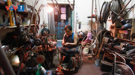 Người đàn ông ngồi xe lăn, chuyên sản xuất xe lăn cho người khuyết tật (4/11/2016)