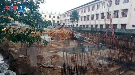 Một vụ tai nạn nghiêm trọng do sập cần cẩu xây dựng làm một em học sinh lớp 10, Trường Trung học phổ thông Lê Viết Thuật, Thành phố Vinh, tỉnh Nghệ An tử vong (Thời sự đêm 14/11/2016)