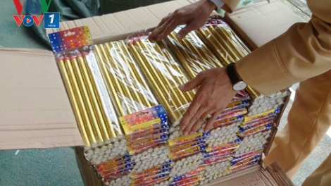 Cảnh sát giao thông chặn xe khách biển số tỉnh Hải Dương chở gần 100kg pháo (Thời sự đêm 18/12/2016)