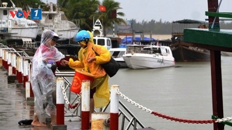 Giông lốc kèm sóng to, biển động mạnh, khiến hơn 1 nghìn du khách bị mắc kẹt trên đảo Cù Lao Chàm không thể trở về đất liền (Thời sự đêm 18/4/2016)