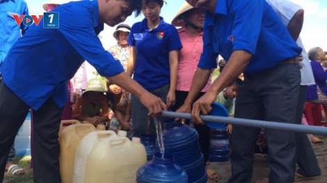 Trung ương Đoàn Thanh niên cộng sản Hồ Chí Minh phát động Chương trình “Nước ngọt nghĩa tình” và hỗ trợ máy lọc nước cho người dân vùng hạn, mặn Đồng bằng sông Cửu Long (Thời sự chiều 24/4/2016)