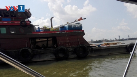 Rạng sáng nay, một chiếc sà lan bị đứt dây lai dắt trôi tự do lao vào sà lan đang thi công cầu Ghềnh (Thời sự đêm 24/4/2016)