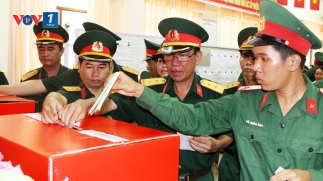 Các cán bộ chiến sỹ Quân đội nhân dân tích cực tham gia Ngày hội lớn của đất nước. (22/5/2016)
