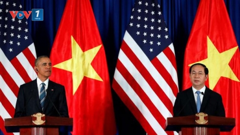 Chủ tịch nước Trần Đại Quang hội đàm với Tổng thống Mỹ Barack Obama. Nhân dịp này, Tổng thống Mỹ tuyên bố, Hoa Kỳ chính thức dỡ bỏ hoàn toàn lệnh cấm vũ khí sát thương đối với Việt Nam. (Thời sự đêm 23/5/2016)