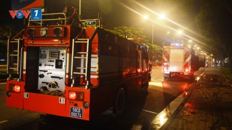 Một vụ hỏa hoạn lớn bùng phát từ chiều tối nay tại phố Lê Đức Thọ, quận Nam Từ Liêm, thành phố Hà Nội và đang có nguy cơ lan rộng. (Thời sự đêm 17/5/2016)