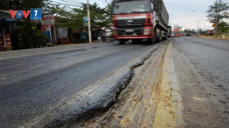 Tổng cục Đường bộ Việt Nam yêu cầu dừng thu phí trên quốc lộ 1A đoạn Trảng Bom - Phan Thiết chờ khắc phục sự cố lún. (Thời sự đêm 21/5/2016)