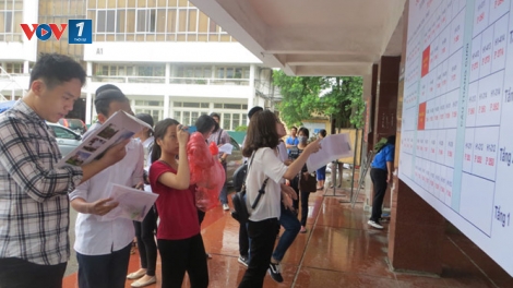 Trên 98% thí sinh trên cả nước hôm nay đồng loạt đến các điểm thi làm thủ tục dự thi kỳ thi trung học phổ thông quốc gia năm nay (Thời sự đêm 30/6/2016)