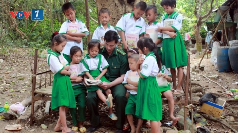 Những người thầy giáo mang quân hàm xanh với hành trình mang chữ đến cho trẻ em trên đảo Hòn Chuối. (11/6/2016)