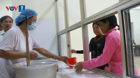 Người thành lập và gắn bó với Bếp ăn từ thiện tại Bệnh viện Ninh Sơn, Ninh Thuận suốt 8 năm qua (20/6/2016)