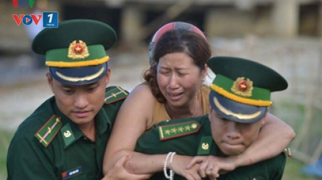 Các lực lượng cứu hộ đã tìm thấy thi thể 3 nạn nhân mất tích trong vụ chìm tàu xảy ra vào tối qua trên sông Hàn, thành phố Đà Nẵng (Thời sự đêm 5/6/2016)