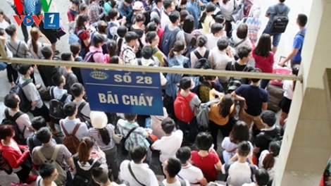 Chiều nay, lượng người đổ về các bến xe tại Hà Nội và thành phố Hồ Chí Minh để về quê nghỉ Lễ đã tăng gấp 1,5 đến 2 lần (Thời sự đêm 1/9/2016)