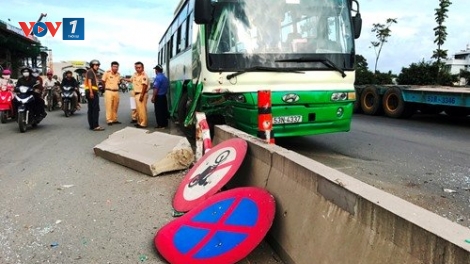 Ngày đầu tiên năm 2017, toàn quốc xảy ra 34 vụ tai nạn giao thông, làm chết 33 người  (Thời sự đêm 01/01/2017)