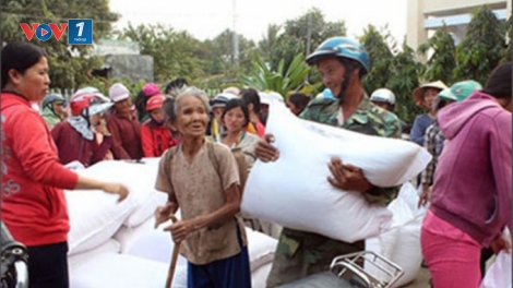 Bộ Lao động Thương binh và Xã hội yêu cầu các địa phương phải hỗ trợ gạo cứu đói cho người dân xong trước ngày 25 tháng Chạp (Thời sự đêm 6/1/2017)