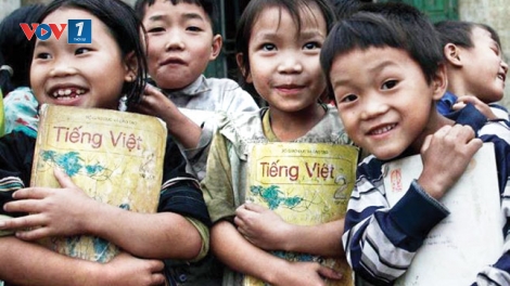 Thầy giáo mang quân hàm xanh Trần Bình Phục: Người tâm huyết với lớp học miễn phí giành cho trẻ em nghèo trên đảo Hòn Chuối (23/01/2017)