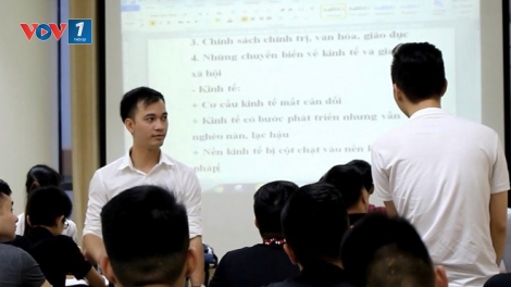 Người thầy giáo lặng lẽ mở “lò” luyện thi Đại học miễn phí cho các em học sinh nghèo (21/11/2017)