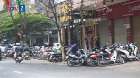 Sau đợt ra quân rầm rộ đầu tháng 3, đến nay, nhiều vỉa hè tuyến phố trên địa bàn thành phố Hà Nội đang bị tái lấn chiếm ở hầu khắp các địa bàn quận, huyện (Thời sự trưa 17/11/2017)