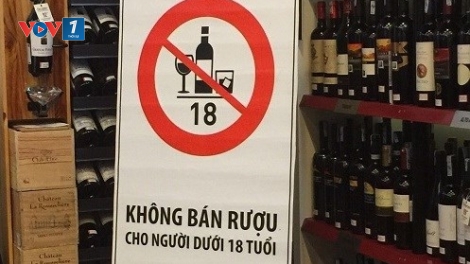Cấm bán rượu cho người dưới 18 tuổi: Làm gì để khả thi? (1/11/2017)