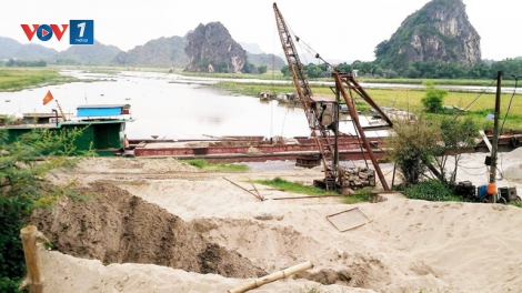 Vi phạm pháp luật về đê điều tại Ninh Bình vì sao không bị xử lý? (15/11/2017)