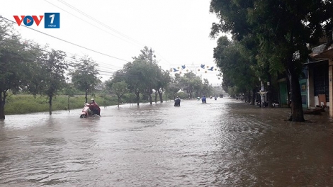 Mưa lớn, một số hồ thủy điện xả lũ làm nước sông dâng cao tại các tỉnh Nam Trung Bộ (Thời sự trưa 26/11/2017)