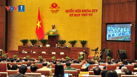 Quốc hội biểu quyết thông qua Nghị quyết về dự toán ngân sách nhà nước năm 2018, trong đó, từ 1/7 năm tới, lương cơ sở sẽ được điều chỉnh lên mức 1.390.000 đồng/tháng (Thời sự trưa 13/11/2017)