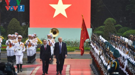 Sáng nay, tại Phủ Chủ tịch, Chủ tịch nước Trần Đại Quang đã chủ trì lễ đón trọng thể Tổng thống Hợp chúng quốc Hoa Kỳ Donald Trump (Thời sự trưa 12/11/2017)