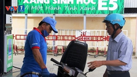 Từ hôm nay chính thức bán xăng sinh học E5 thay thế xăng Ron92 trên toàn quốc (Thời sự trưa 15/12/2017)