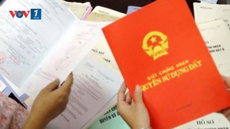 Bộ Tài nguyên và Môi trường đề nghị lùi thời gian áp dụng quy định ghi tên thành viên trong việc cấp Giấy chứng nhận quyền sử dụng đất cho hộ gia đình. (Thời sự trưa 03/12/2017)