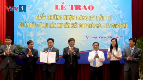 Ban Quản lý Khu kinh tế Dung Quất và các Khu công nghiệp Quảng Ngãi trao giấy Chứng nhận đăng ký đầu tư Dự án Khu liên hợp sản xuất gang thép Hòa Phát Dung Quất cho Tập đoàn Hòa Phát (Thời sự đêm 6/2/2017)
