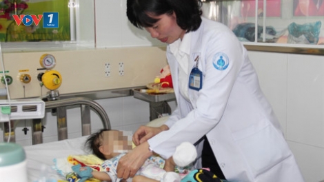 Bệnh viện Nhi đồng 1, thành phố Hồ Chí Minh phẫu thuật thành công ca dị tật tim hiếm gặp. Trên thế giới mới chỉ ghi nhận có 4 ca dạng này (Thời sự đêm 31/3/2017)