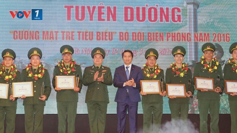 Đại úy Lê Kiếm Sơn, Đội phó Đội đặc nhiệm phòng chống ma túy, Bộ đội Biên phòng tỉnh Hà Tĩnh, một trong 10 gương mặt trẻ Việt Nam tiêu biểu năm 2016. (14/3/2017)