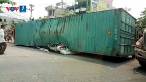 Bạn hữu đường xa: Lưu ý khi lái hoặc tham gia giao thông cạnh xe container (13/4/2017)