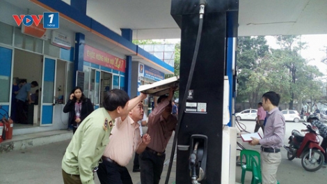 Dán tem cây xăng góp phần giảm gian lận thuế (12/4/2017)