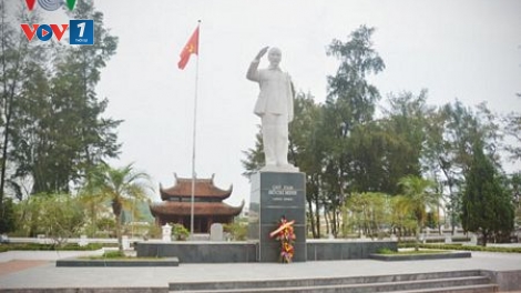 Thăm tượng đài Bác Hồ trên đảo tiền tiêu Cô Tô (22/5/2017)