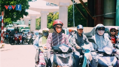 Nắng nóng gay gắt với nhiệt độ trên 40 độ C làm đảo lộn cuộc sống người dân các tỉnh miền Bắc và miền Trung (Thời sự đêm 03/6/2017)