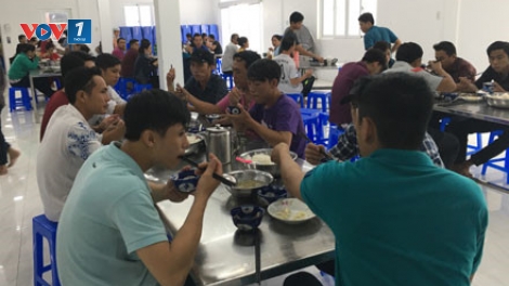 Làm gì với bữa ăn còn quá nghèo nàn của công nhân trong các khu công nghiệp? (05/7/2017)