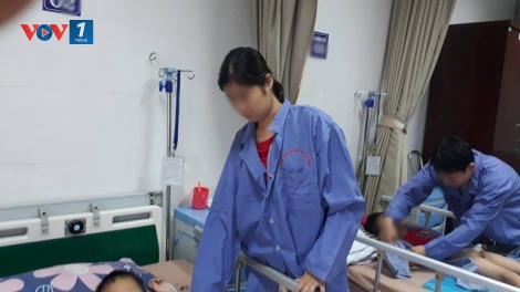 Bệnh viện Da liễu Trung ương điều trị cho những em bị sùi mào gà ở huyện Khoái Châu, tỉnh Hưng Yên  (Thời sự đêm 16/7/2017)