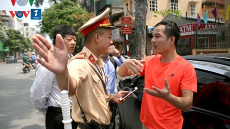 Cục cảnh sát Giao thông, Bộ Công an khẳng định vẫn xử phạt chủ xe dùng đăng ký bản sao có xác nhận ngân hàng (Thời sự đêm 23/7/2017)