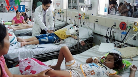 Dịch sốt xuất huyết đang diễn biến phức tạp: Cả nước đã có khoảng 60.000 ca sốt xuất huyết, 20 trường hợp tử vong (Thời sự đêm 30/7/2017)