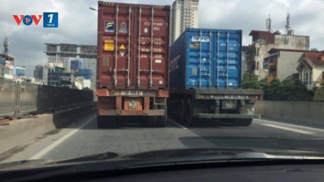 Công an Hà Nội truy tìm hai xe container dàn hàng ngang chạy chậm, chiếm hết diện tích mặt đường trên đường Vành đai 3 (Thời sự đêm 14/7/2017)