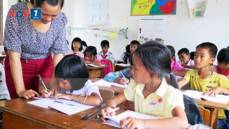 Bộ Giáo dục và Đào tạo yêu cầu các địa phương, các trường học cam kết không thu các khoản thu ngoài học phí trái quy định đối với giáo dục mầm non, phổ thông, các cơ sở giáo dục (Thời sự đêm 27/8/2017)
